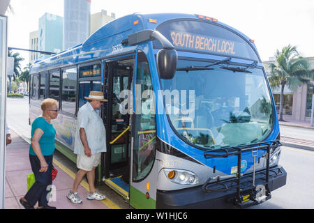 Miami Beach Florida, Metrobus, South Beach Local, Nahverkehr, Passagierpassagiere Fahrer, Boarding, Stopp, Mann Männer männlich, Frau weibliche Frauen, niedriger Boden, Stockfoto