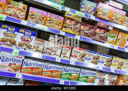 Miami Beach Florida, 41. Straße, Arthur Godfrey Road, Walgreens, Walgreens, Drogerie, Apotheke, Kette, Lebensmittel, Müsli, Bars, Nutri Grain, Quaker, Fiber One, C Stockfoto