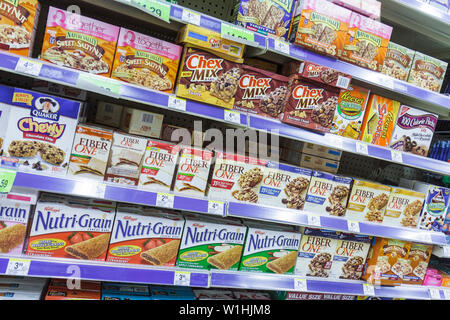 Miami Beach Florida, 41. Straße, Arthur Godfrey Road, Walgreens, Walgreens, Drogerie, Apotheke, Kette, Lebensmittel, Müsli, Bars, Nutri Grain, Quaker, Fiber One, C Stockfoto
