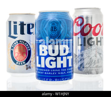 Winneconne, WI - 10 Juni 2019: eine Sammlung von American top Helle Biere einschließlich Coors Light, Bud Light und Miller Lite auf einem isolierten Hintergrund Stockfoto