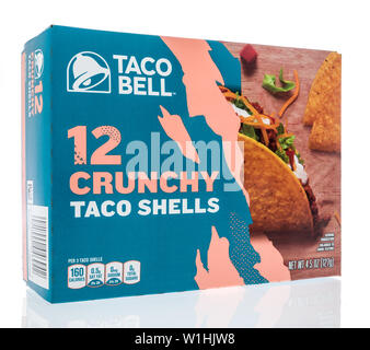 Winneconne, WI - 10 Juni 2019: ein Paket von Taco Bell crunchy taco Shells in einem isolierten Hintergrund Stockfoto