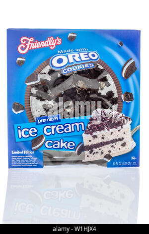 Winneconne, WI - 16. Juni 2019: ein Paket von Friendlys Eistorte mit Oreo Cookies auf einer isolierten Hintergrund Stockfoto