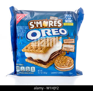 Winneconne, WI - 16. Juni 2019: ein Paket von Oreo Smores Cookies auf einer isolierten Hintergrund Stockfoto