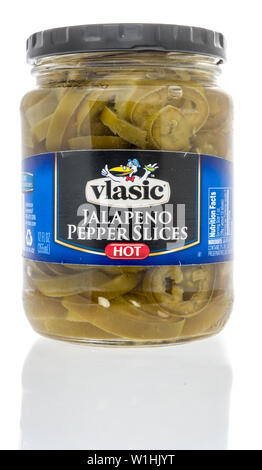 Winneconne, WI - 16. Juni 2019: eine Flasche Vlasic jalapeno Pfeffer Schichten auf einem isolierten Hintergrund Stockfoto