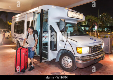 Miami Florida, Wyndham Miami Airport, Hotelhotels Unterkunft Inn Motel Motels, Kette, Shuttle, Erwachsene Erwachsene Männer Männer männlich, Ankunft, Gepäck, Koffer, Van, Einfahren Stockfoto