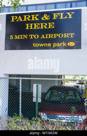 Miami Florida, Wyndham Miami Airport, Hotelhotels, Motel Motels, Park and Fly, überdachte Parkplätze, Kettenzaun, geparkte Autos, Schild, Logo, Visi Stockfoto