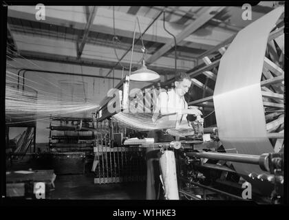 Paterson, New Jersey - Textilien. Binden der gebrochenen Enden eines Kettfaden. Stockfoto