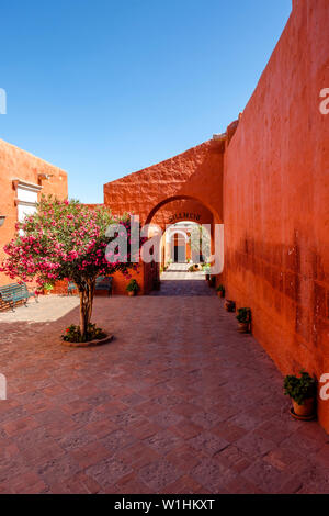 Eingang zum Kloster Santa Catalina, das Kloster der Heiligen Katharina, Arequipa, Peru. Stockfoto