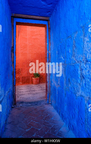 Bunte Tür im Kloster der Heiligen Katharina (Monasterio de Santa Catalina), Arequipa, Peru. Stockfoto