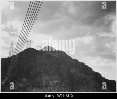 Foto Richtung Mountain mit Boulder Dam Übertragungsleitungen auf Peak und Nahaufnahme von Drähten, 1942; Umfang und Inhalt: Original Bildunterschrift: Boulder Dam, 1942. Stockfoto