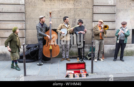 Paris, Frankreich, 21. April 2014: Pariser Straße Musikern an einem Sonntag um Viertel Le Marais, Paris Stockfoto