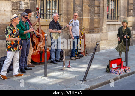 Paris, Frankreich, 27. Juli 2014: Pariser Straße Musikern an einem Sonntag um Viertel Le Marais, Paris Stockfoto