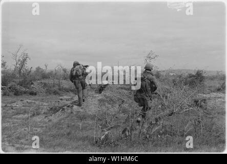 Foto von Marines Kontrolle einen Bunker; Umfang und Inhalt: Original Bildunterschrift: Vietnam.... Männer der 2. Plt., Co.B, 1.Bn., 3 Marines, prüfen, einen Bunker nach dem Blasen mit einer Granate. Stockfoto