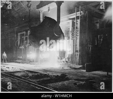 Foto von flüssigem Roheisen geschüttet wurde in einen offenen Kamin Ofen in der Jones und Laughlin Steel Company, Pittsburgh, Pennsylvania, 05/1942 - 05/1942 Stockfoto