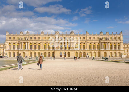 Versailles, Frankreich. April 18, 2014: Fassade des Schlosses von Versailles, Frankreich Stockfoto