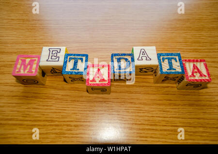 Pädagogisches Spielzeug Würfel mit Buchstaben organisierten word Metadaten - Verschlagwortung und Suchmaschinenoptimierung Konzept anzuzeigen Stockfoto