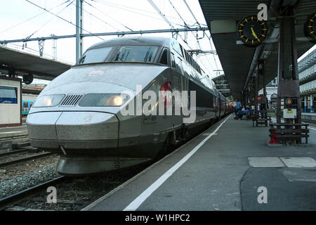 TOULOUSE, Frankreich, 29. Oktober 2006: Der französische Hochgeschwindigkeitszug TGV Atlantique bereit für die Abreise am Toulouse Matabiau Bahnhof Plattform. Es verbindet Par Stockfoto