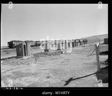 Privies und Autos von Kohle in der Rückseite der Box car Wohnungen für Bergarbeiter. Dies ist ein Teil der Gesellschaft. Union Pacific Coal Company, Vertrauen, Vertrauen, Sweetwater County, Wyoming. Stockfoto