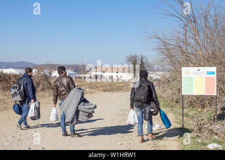 GEVGELIJA, MAZEDONIEN - Dezember 13, 2015 Flüchtlinge am Eingang des Vinojug Camps in der Nähe der Stadt Eidomeni Idomeni in Griechenland an der Grenze Stockfoto