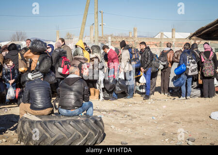 GEVGELIJA, MAZEDONIEN - Dezember 13, 2015 Flüchtlinge warten Mazedonien von der Stadt Eidomeni Idomeni in Griechenland an der Grenze zu Mazedonien eingeben Stockfoto