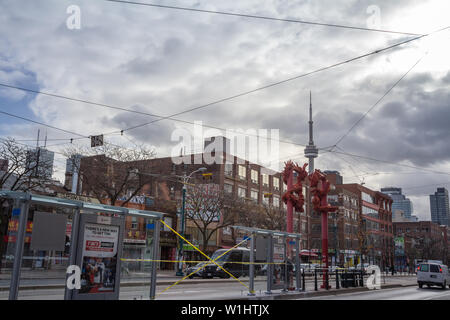 TORONTO, KANADA - 14. NOVEMBER 2018: Typische Chinatown market Street mit Dragon Gates mit dem CN Tower im Hintergrund. Es ist die chinesischen ethnischen Distri Stockfoto