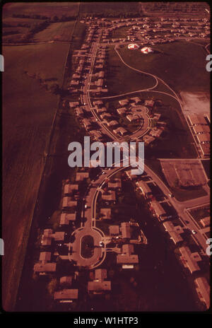 Wohnunterteilung am westlichen Rand von Lincoln; Foto von Arnold Höhen Nachbarschaft (ehemalige Gehäuse Base; West der ehemaligen Lincoln Air Force Base), Blick nach Norden. Die alten Arnold Grundschule Gebäude (5300 West Ritter; wurde 2009 geschlossen und hat seitdem verlagert worden) können in der rechten Mitte Teil dieses Foto gesehen werden. Die strasse Kreis in der unteren linken Ecke ist das, was ist jetzt mit dem Namen Schloss Kreis. Stockfoto