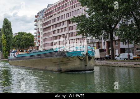 Paris, Frankreich, 4. August 2014: Kommerzielles Boot Navigation auf den Canal Saint Martin in Paris, Frankreich Stockfoto