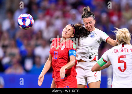 Lyon. 2. Juli 2019. Alex Morgan (L) der Vereinigten Staaten und Lucy Bronze (C) von England Kopf für den Ball im Halbfinale zwischen den Vereinigten Staaten und England an der 2019 FIFA Frauenfussball Weltmeisterschaft in Stade de Lyon in Lyon, Frankreich am 2. Juli 2019. Credit: Chen Yichen/Xinhua/Alamy leben Nachrichten Stockfoto