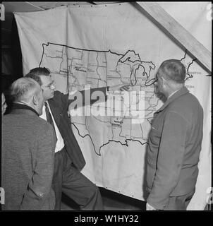 Rohwer Relocation Center, McGehee, Arkansas. Harold Fistere, Umzug Supervisor aus Cleveland,. . .; Umfang und Inhalt: Der vollständige Titel für dieses Foto lautet: Rohwer Relocation Center, McGehee, Arkansas. Harold Fistere, Umzug Supervisor aus Cleveland, und Elmer Shirrell, Umzug Supervisor aus Chicago, ihre jeweiligen Bereiche mit einem umsiedler bei einem jüngsten Besuch einer Verlagerung Team Rohwer Relocation Center diskutieren. Stockfoto