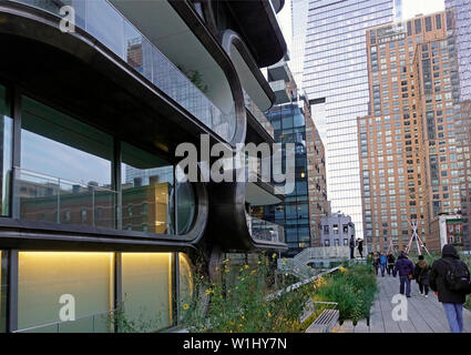 Zaha Hadid Gebäude auf der High Line Urban Garden in New York. Stockfoto