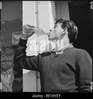 Roosevelt High School, Oakland, Kalifornien. High School Jugend. Die unvermeidliche Flasche pop - das Getränk der Amerikanischen Jugend. Mittagspause in den Laden auf der anderen Straßenseite von der Schule. Diese kleinen Läden sind völlig abhängig von student Handel Stockfoto