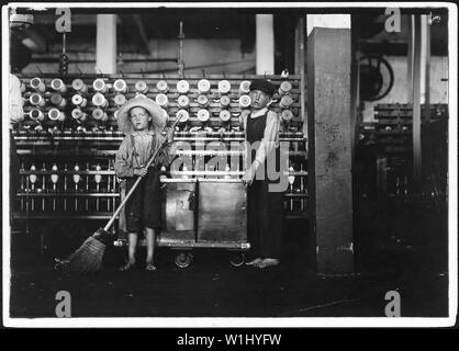 Ronald Webb, 12 Jahre alt, ein abnehmerantrieb Junge, und Frank Robinson, 7 Jahr alt, wer hilft, sweep und doff. Vater ist Karte Zimmer Chef. Roanoke, Virginia. Stockfoto