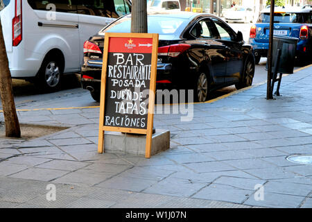 Posada Duende Restaurant und Tapas Bar Schild in Granada, Spanien, Werbung Tapas und Raciones oder Teile. Stockfoto