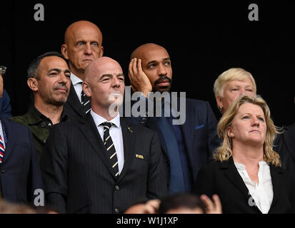 Lyon, italienische Fußball-Schiedsrichter Pierluigi Collina (hinten) werden während des Halbfinales zwischen den Vereinigten Staaten und England an der 2019 FIFA Frauenfussball Weltmeisterschaft in Stade de Lyon in Lyon zu sehen. 2. Juli 2019. Französische ehemaliger Fußballspieler Thierry Henry (C) und Youri Djorkaeff (1 l), FIFA-Präsident Gianni Infantino (2.L, vorne) und der Italienische Fußball-Schiedsrichter Pierluigi Collina (hinten) werden während des Halbfinales zwischen den Vereinigten Staaten und England an der 2019 FIFA Frauenfussball Weltmeisterschaft in Stade de Lyon in Lyon, Frankreich am 2. Juli 2019 gesehen. Credit: Mao Siqian/Xinhua/Alamy leben Nachrichten Stockfoto