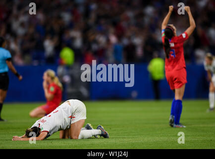 Lyon. 2. Juli 2019. Lucy Bronze (L) von England reagiert nach dem Halbfinale zwischen den Vereinigten Staaten und England an der 2019 FIFA Frauenfussball Weltmeisterschaft in Stade de Lyon in Lyon, Frankreich am 2. Juli 2019. Credit: Mao Siqian/Xinhua/Alamy leben Nachrichten Stockfoto