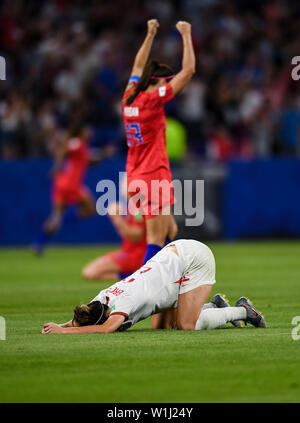 Lyon. 2. Juli 2019. Lucy Bronze (L) von England reagiert nach dem Halbfinale zwischen den Vereinigten Staaten und England an der 2019 FIFA Frauenfussball Weltmeisterschaft in Stade de Lyon in Lyon, Frankreich am 2. Juli 2019. Credit: Mao Siqian/Xinhua/Alamy leben Nachrichten Stockfoto