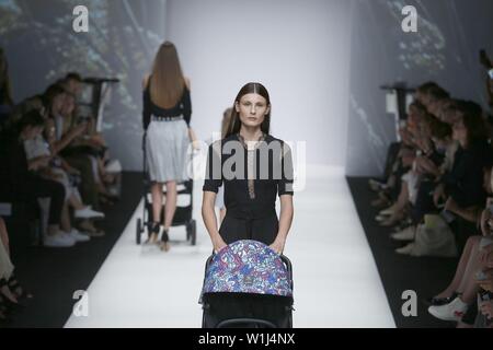 Berlin, Deutschland. 02 Juli, 2019. Modelle auf dem Laufsteg mit der Kollektion Frühjahr/Sommer 2020 des Maisonnée auf der Mercedes-Benz Fashion Week. Quelle: Simone Kuhlmey/Pacific Press/Alamy leben Nachrichten Stockfoto