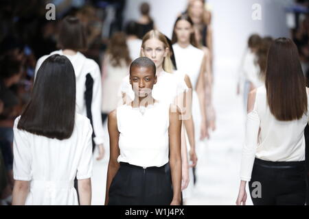 Berlin, Deutschland. 02 Juli, 2019. Modelle auf dem Laufsteg mit der Kollektion Frühjahr/Sommer 2020 des Maisonnee auf der Mercedes-Benz Fashion Week. Quelle: Simone Kuhlmey/Pacific Press/Alamy leben Nachrichten Stockfoto