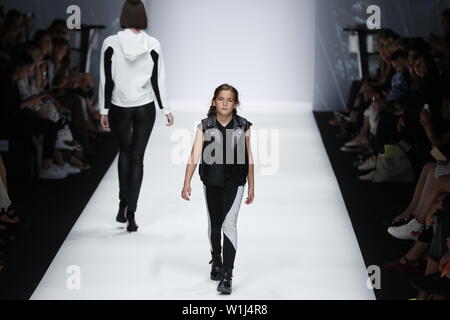 Berlin, Deutschland. 02 Juli, 2019. Modelle auf dem Laufsteg mit der Kollektion Frühjahr/Sommer 2020 des Maisonnee auf der Mercedes-Benz Fashion Week. Quelle: Simone Kuhlmey/Pacific Press/Alamy leben Nachrichten Stockfoto