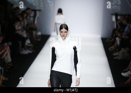 Berlin, Deutschland. 02 Juli, 2019. Modelle auf dem Laufsteg mit der Kollektion Frühjahr/Sommer 2020 des Maisonnee auf der Mercedes-Benz Fashion Week. Quelle: Simone Kuhlmey/Pacific Press/Alamy leben Nachrichten Stockfoto