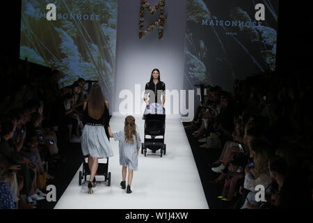 Berlin, Deutschland. 02 Juli, 2019. Modelle auf dem Laufsteg mit der Kollektion Frühjahr/Sommer 2020 des Maisonnee auf der Mercedes-Benz Fashion Week. Quelle: Simone Kuhlmey/Pacific Press/Alamy leben Nachrichten Stockfoto