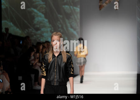 Berlin, Deutschland. 02 Juli, 2019. Ein Modell zu Fuß während Maisonnoee Sammlung an MBFW Berlin. Credit: Beata Siewicz/Pacific Press/Alamy leben Nachrichten Stockfoto