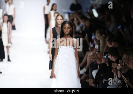 Berlin, Deutschland. 02 Juli, 2019. Modelle auf dem Laufsteg mit der Kollektion Frühjahr/Sommer 2020 des Maisonnee auf der Mercedes-Benz Fashion Week. Quelle: Simone Kuhlmey/Pacific Press/Alamy leben Nachrichten Stockfoto