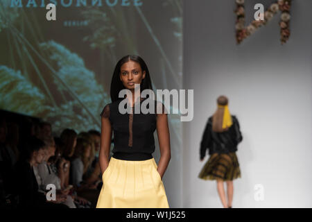 Berlin, Deutschland. 02 Juli, 2019. A-Modelle gehen bei Maisonnoee Sammlung an MBFW Berlin. Credit: Beata Siewicz/Pacific Press/Alamy leben Nachrichten Stockfoto