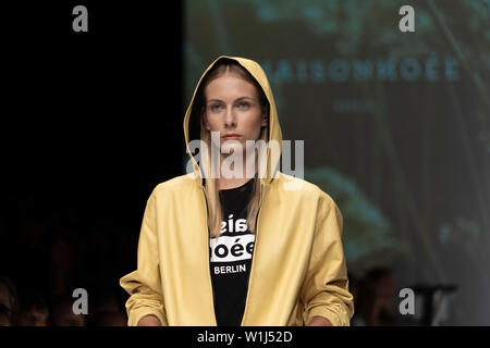 Berlin, Deutschland. 02 Juli, 2019. Ein Modell zu Fuß während Maisonnoee Sammlung an MBFW Berlin. Credit: Beata Siewicz/Pacific Press/Alamy leben Nachrichten Stockfoto