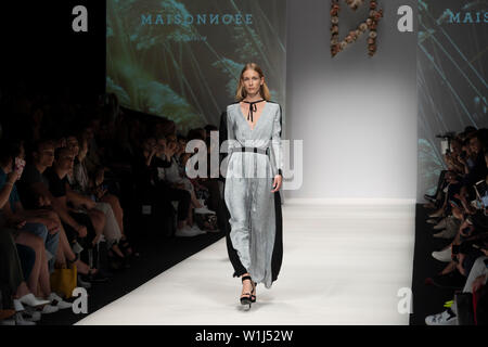 Berlin, Deutschland. 02 Juli, 2019. Ein Modell zu Fuß während Maisonnoee Sammlung an MBFW Berlin. Credit: Beata Siewicz/Pacific Press/Alamy leben Nachrichten Stockfoto