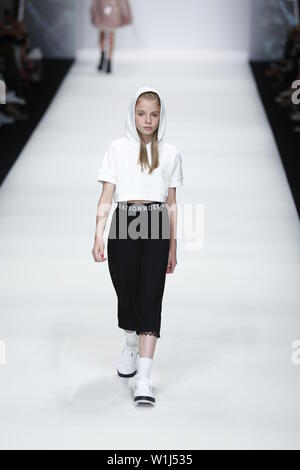 Berlin, Deutschland. 02 Juli, 2019. Modelle auf dem Laufsteg mit der Kollektion Frühjahr/Sommer 2020 des Maisonnee auf der Mercedes-Benz Fashion Week. Quelle: Simone Kuhlmey/Pacific Press/Alamy leben Nachrichten Stockfoto