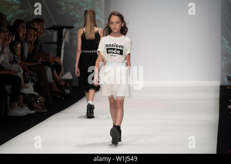 Berlin, Deutschland. 02 Juli, 2019. A-Modelle gehen bei Maisonnoee Sammlung an MBFW Berlin. Credit: Beata Siewicz/Pacific Press/Alamy leben Nachrichten Stockfoto