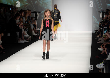 Berlin, Deutschland. 02 Juli, 2019. A-Modelle gehen bei Maisonnoee Sammlung an MBFW Berlin. Credit: Beata Siewicz/Pacific Press/Alamy leben Nachrichten Stockfoto