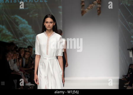 Berlin, Deutschland. 02 Juli, 2019. Ein Modell zu Fuß während Maisonnoee Sammlung an MBFW Berlin. Credit: Beata Siewicz/Pacific Press/Alamy leben Nachrichten Stockfoto